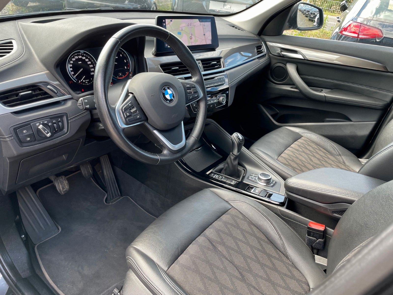 Fahrzeugabbildung BMW X1 xDrive18d xLine Navi LED AHK HUD Leder SPORT