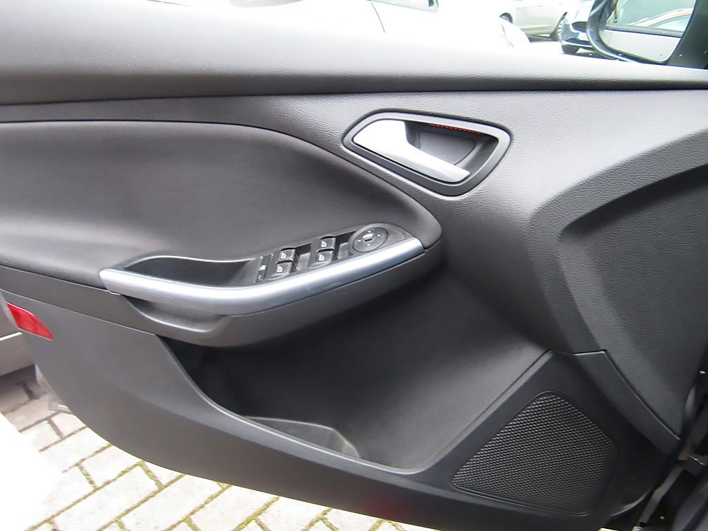 Ford Focus 2014 — photo 22