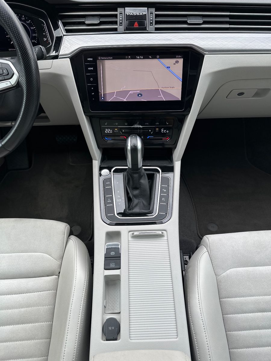 Fahrzeugabbildung Volkswagen Passat Variant GTE NAV+IQLIGHT+AHK+PANO+KAM+360°
