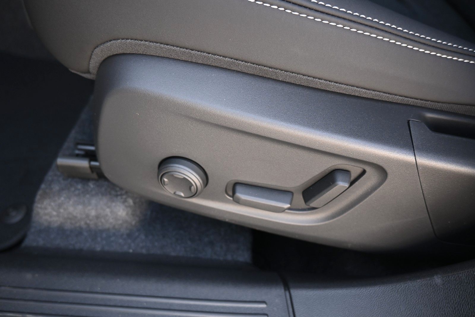 Fahrzeugabbildung Volvo XC40 B3 DKG Plus Dark*H&K*FSHZG*360°*ACC*AHK