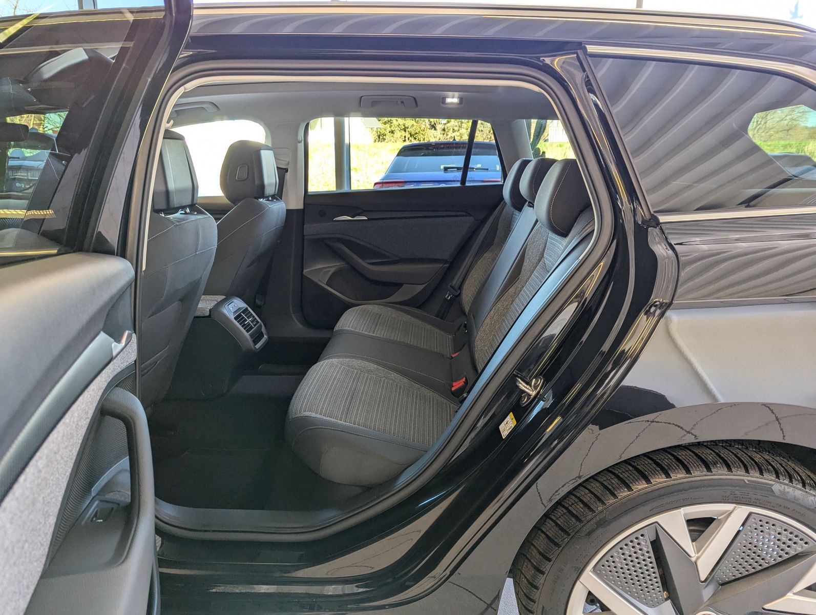 Fahrzeugabbildung SKODA Superb 2.0TDI DSG 4x4 Pano Matrix ACC AHK 5J Gar