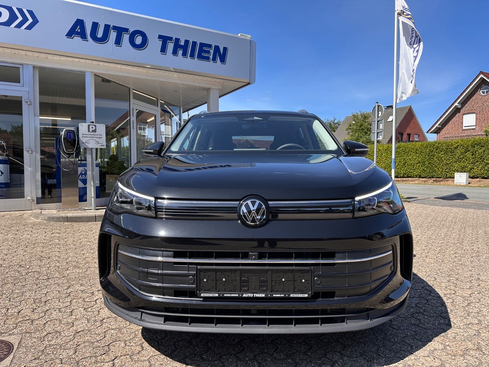 Fahrzeugabbildung Volkswagen Tiguan 1.5 eTSI Life DSG AHK/ACC/APP/LED+/360°