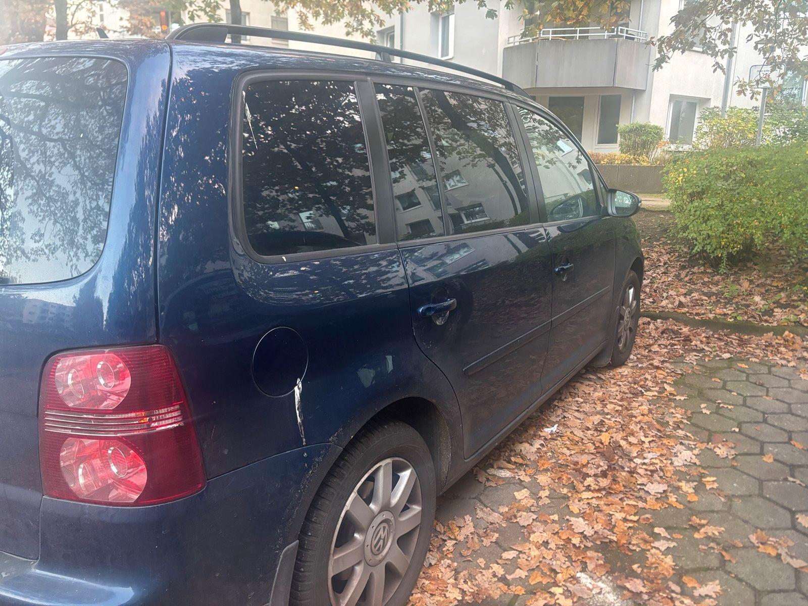 Volkswagen Touran 2010 — interior