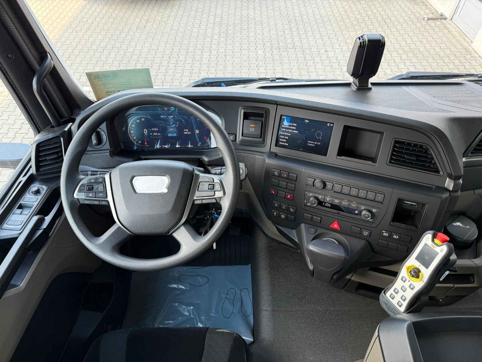 Fahrzeugabbildung MAN TGS 35.520 8x4 BL Abrollkipper MEILLER 26.65-TSL