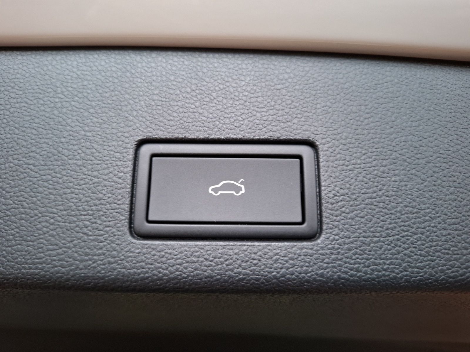 Fahrzeugabbildung Volkswagen Golf VIII Variant TSI Life Standhzg. LED Navi HU