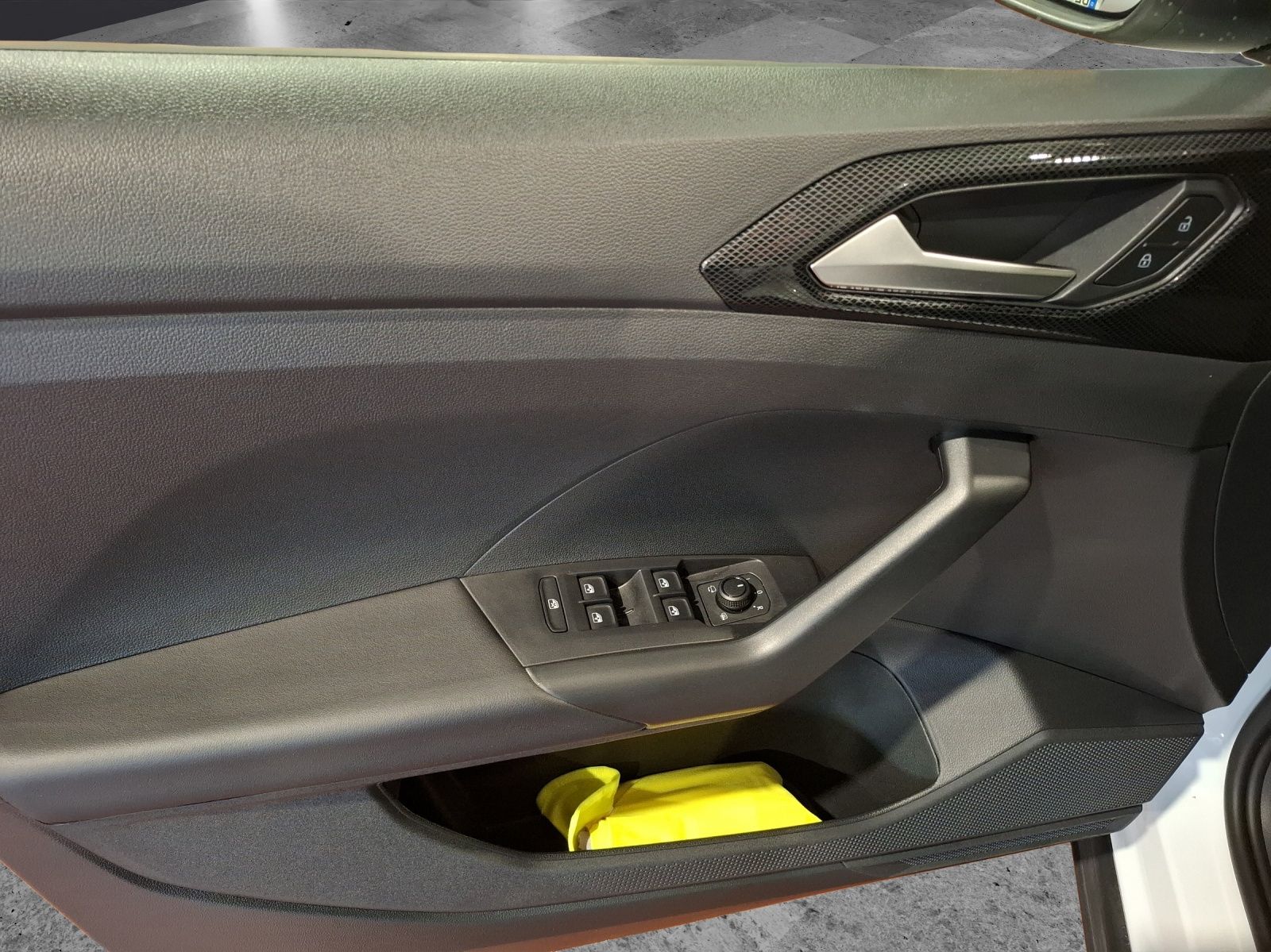 Fahrzeugabbildung Volkswagen T-Cross TSI Life LED AID ACC APP SH PDC LM