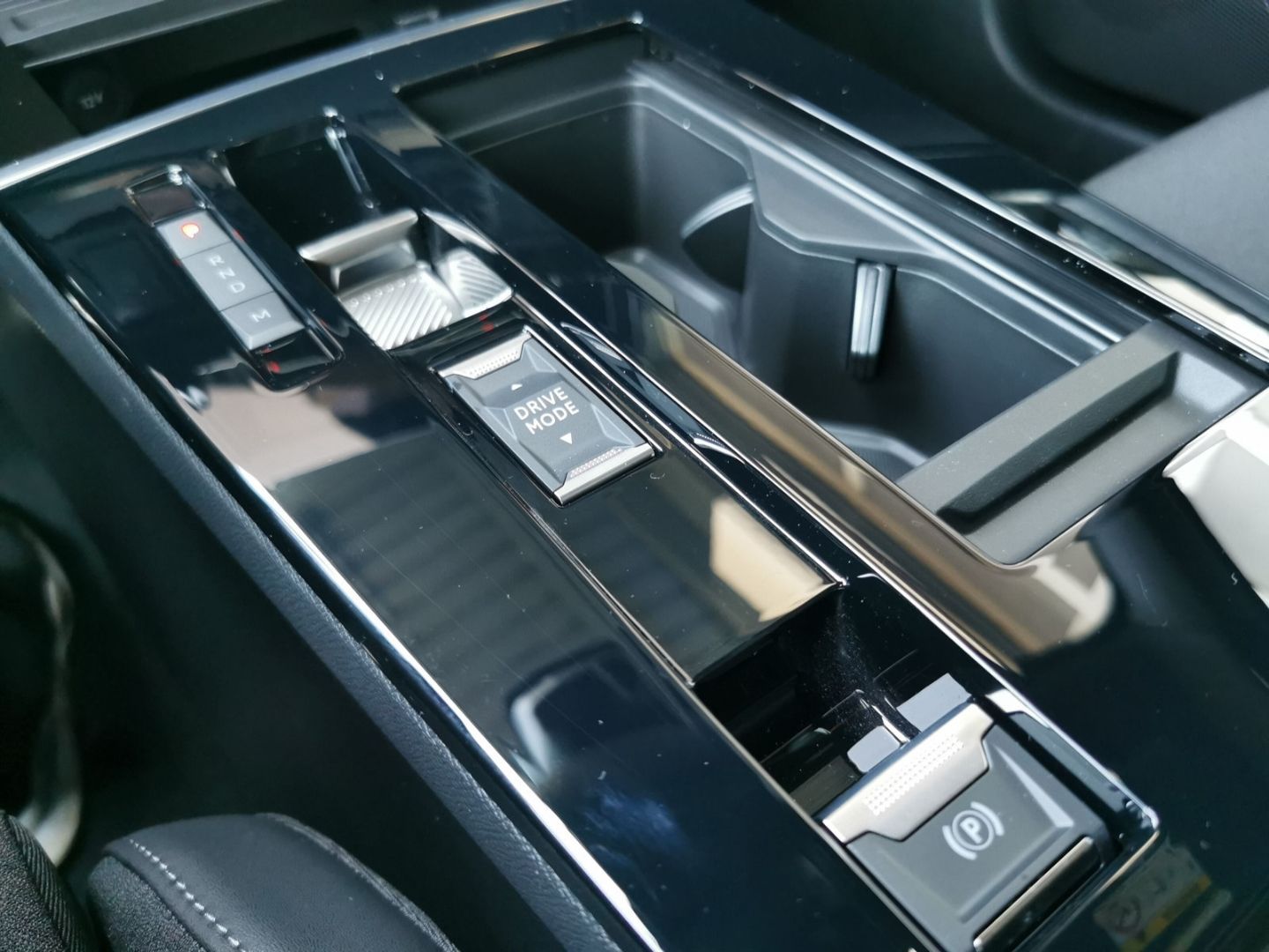 Fahrzeugabbildung Opel Astra GS Line HUD Panorama Navi digitales Cockpi