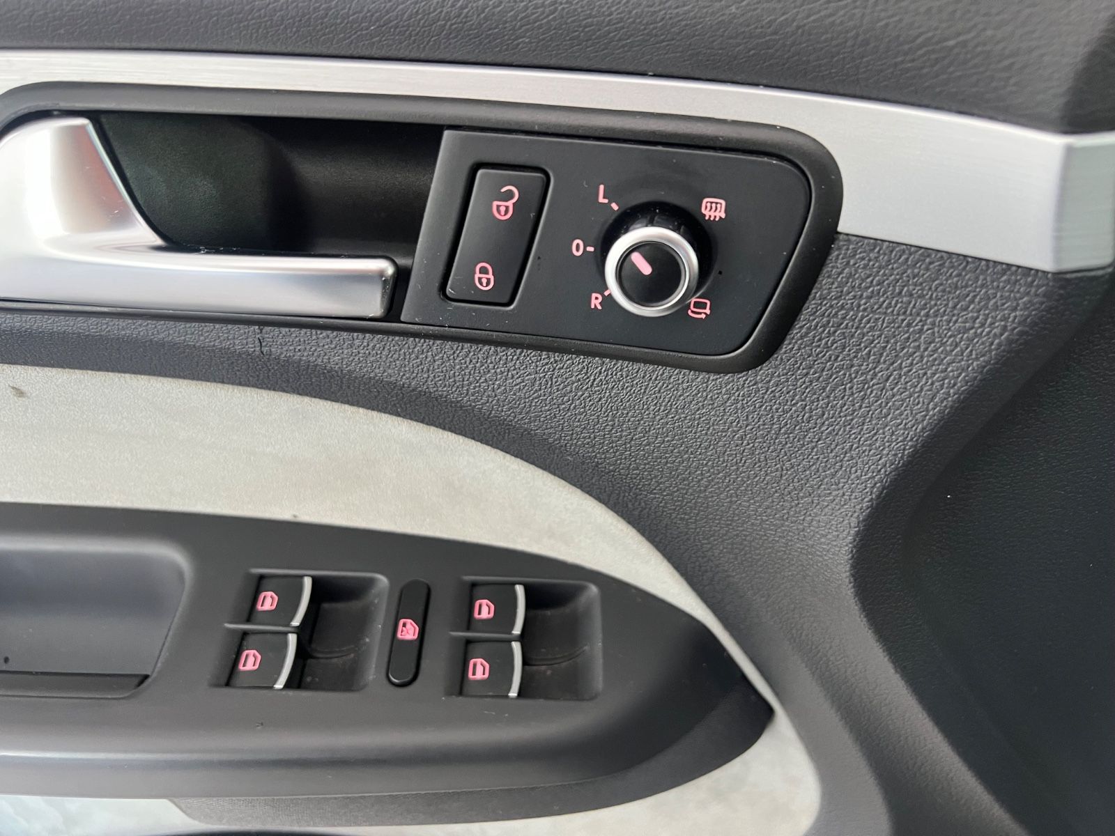 Fahrzeugabbildung Volkswagen Touran 1.4TSI CrossTouran * 7.Sitzer*PANO*KAMERA