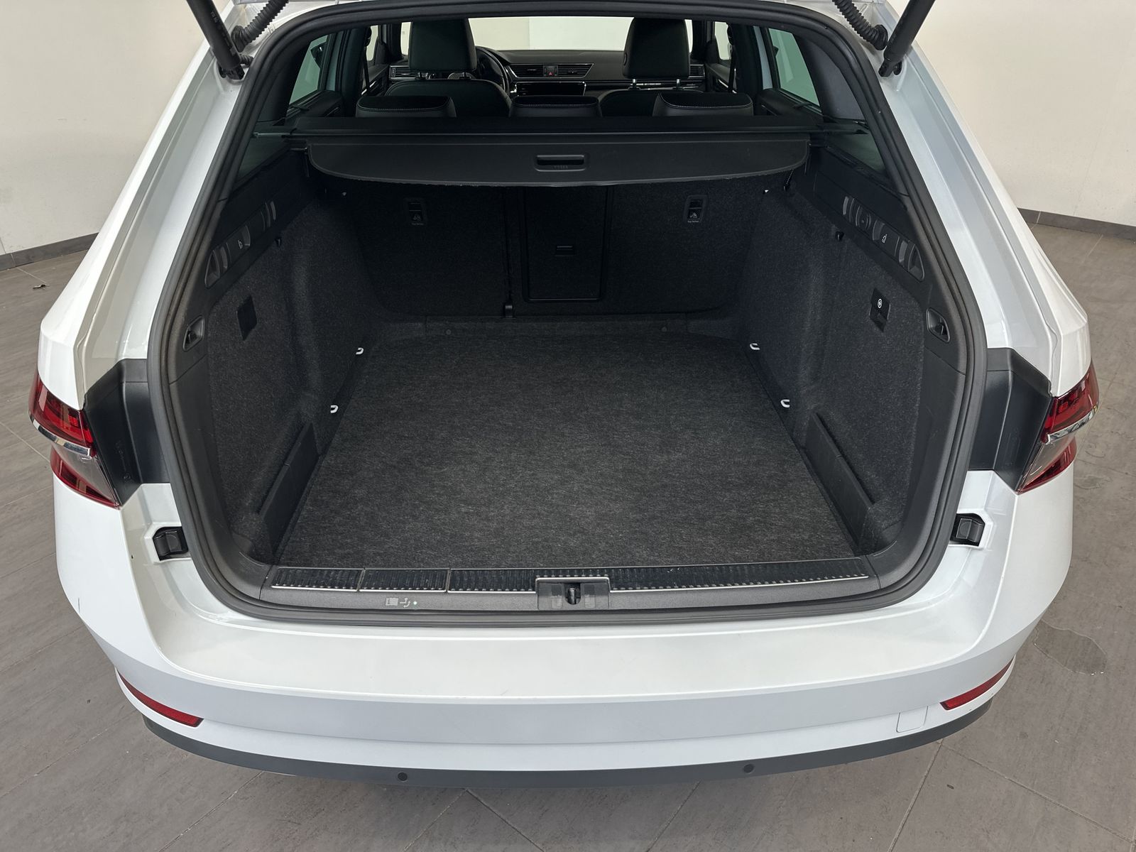Fahrzeugabbildung SKODA Superb Combi L&K NAV+LED+360°+AHK+MEMORY+18ZO+VC