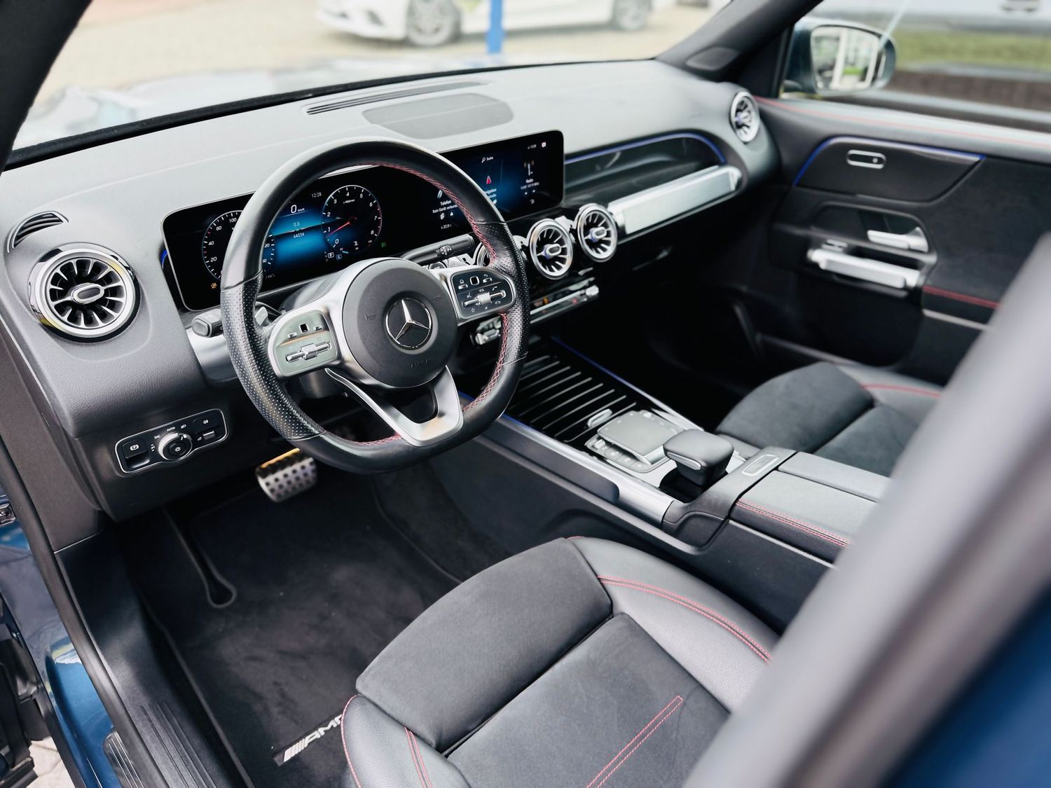 Fahrzeugabbildung Mercedes-Benz GLB 250 4M AMG, Autom., Multibeam, PTS, RFK, Nav