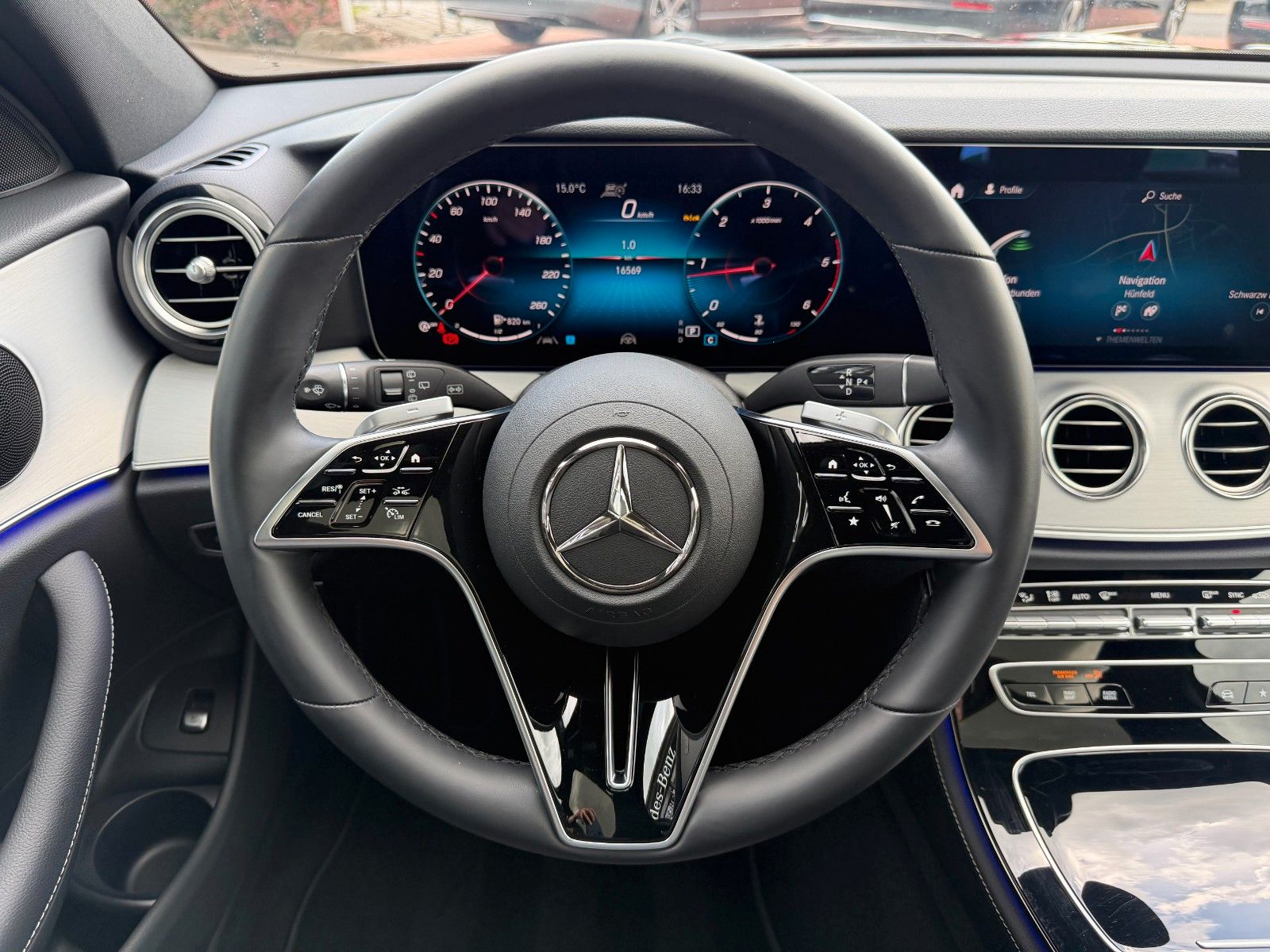 Fahrzeugabbildung Mercedes-Benz E 200d T Avantgarde+Pano+Distr+AHK+360