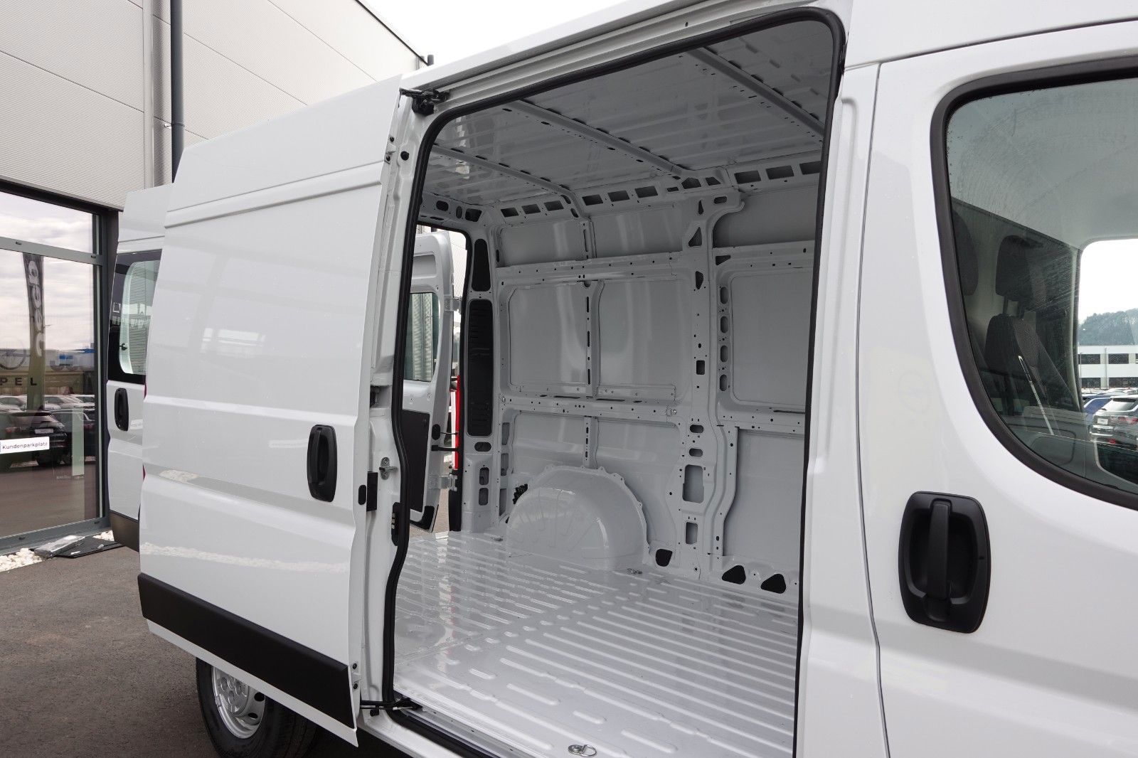 Fahrzeugabbildung Opel Movano Cargo L2H2 2.2 Diesel 103 kW