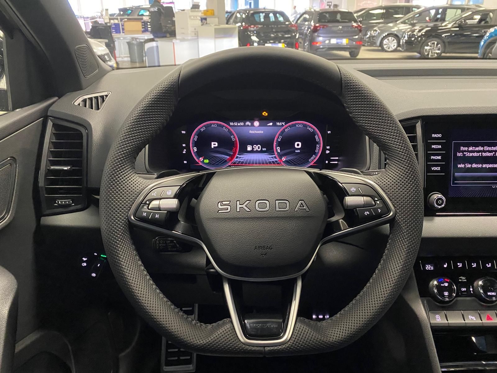Fahrzeugabbildung SKODA Karoq 1.5 TSI SPORTLINE+MATRIX+ACC+AHK+APP+RFK++