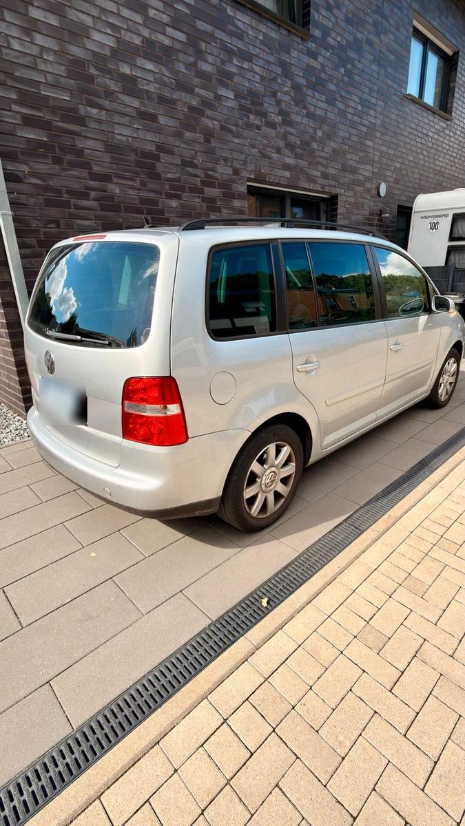 Volkswagen Touran 2005 — вигляд ззаду