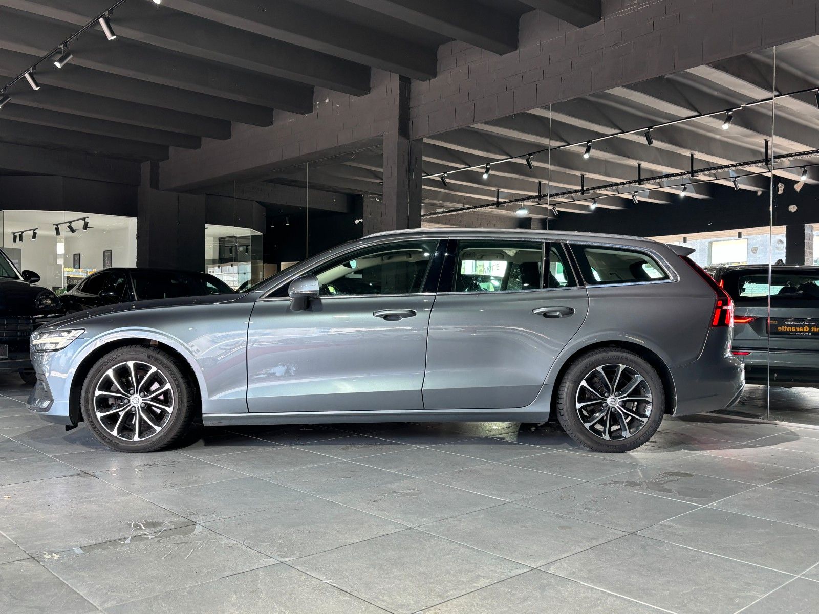 Fahrzeugabbildung Volvo V60 Momentum /KAMERA/LED/SHZ/ACC+/NAVI
