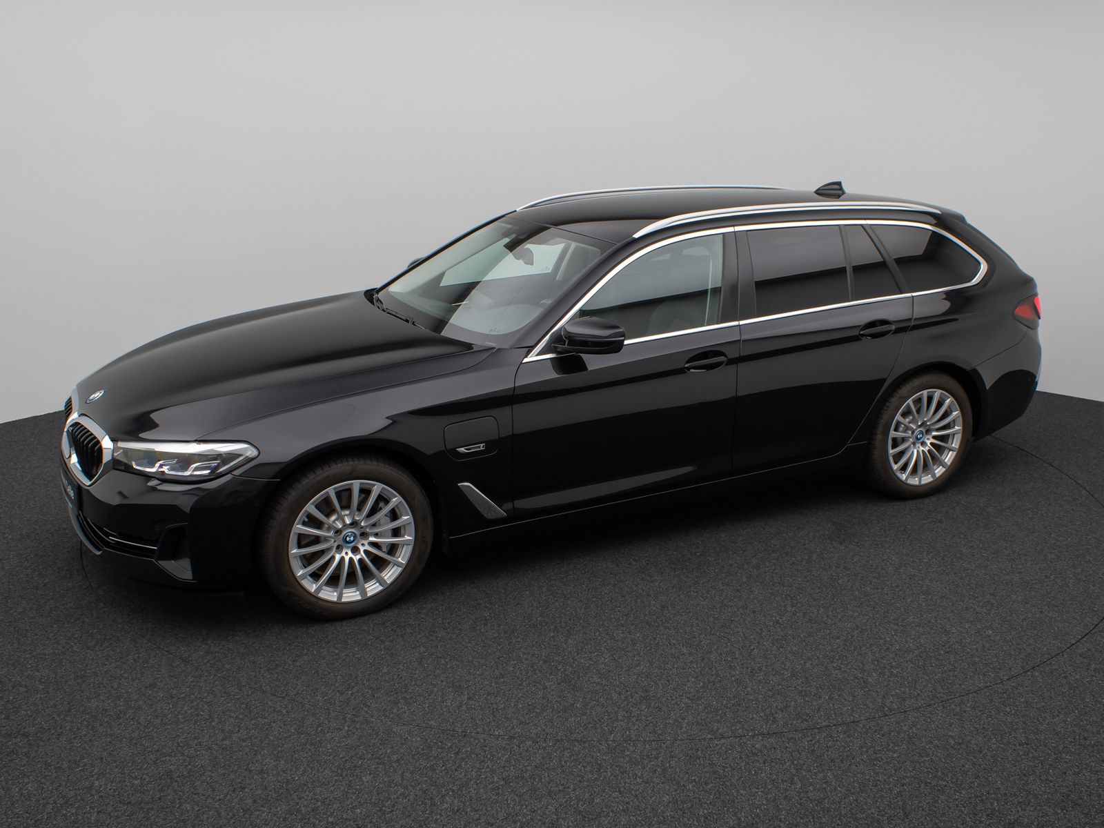 Fahrzeugabbildung BMW 530e Kamera DAB HiFi CockPitPro Fernlichtassist