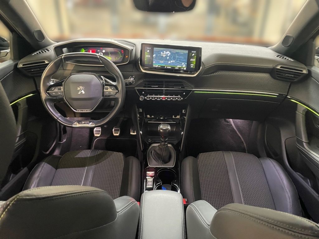 Fahrzeugabbildung Peugeot 2008 1.2 PureTech 130 Allure GT line, SHZ, Totw,