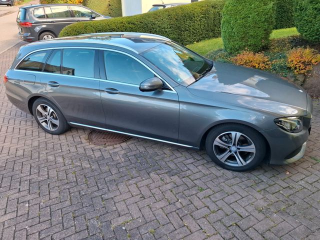 MERCEDES-BENZ E 220d T Autom. -