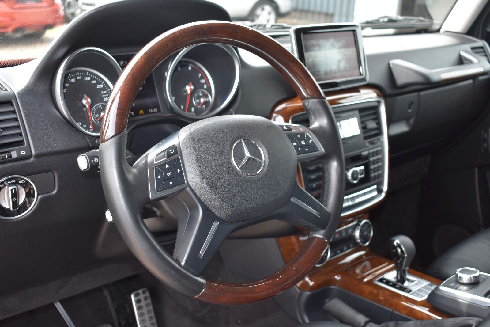 Fahrzeugabbildung Mercedes-Benz G 500 V8 1.HAND/AHK/SD/LEDER/KAMERA/TOTWINKEL