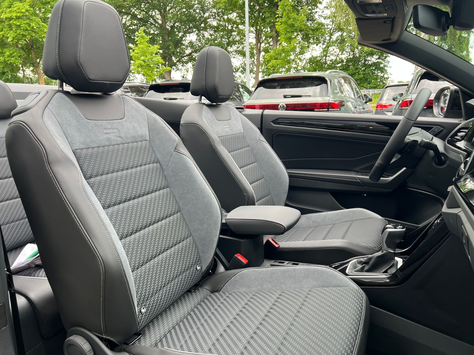 Fahrzeugabbildung Volkswagen T-Roc R-Line 1.5 TSI DSG *AHK; BlackStyle, IQ.Dr