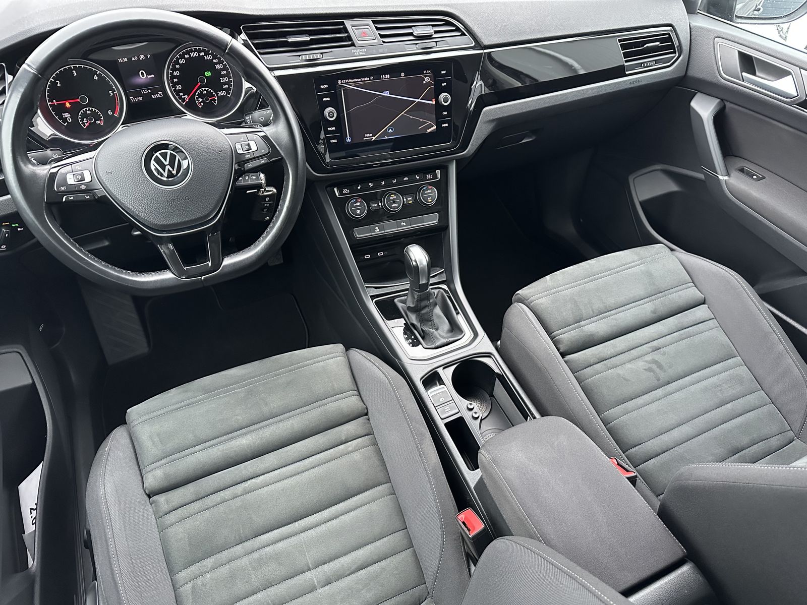 Fahrzeugabbildung Volkswagen Touran  2.0 TDI DSG Highline NAV+LED+AHK+ACC+PP