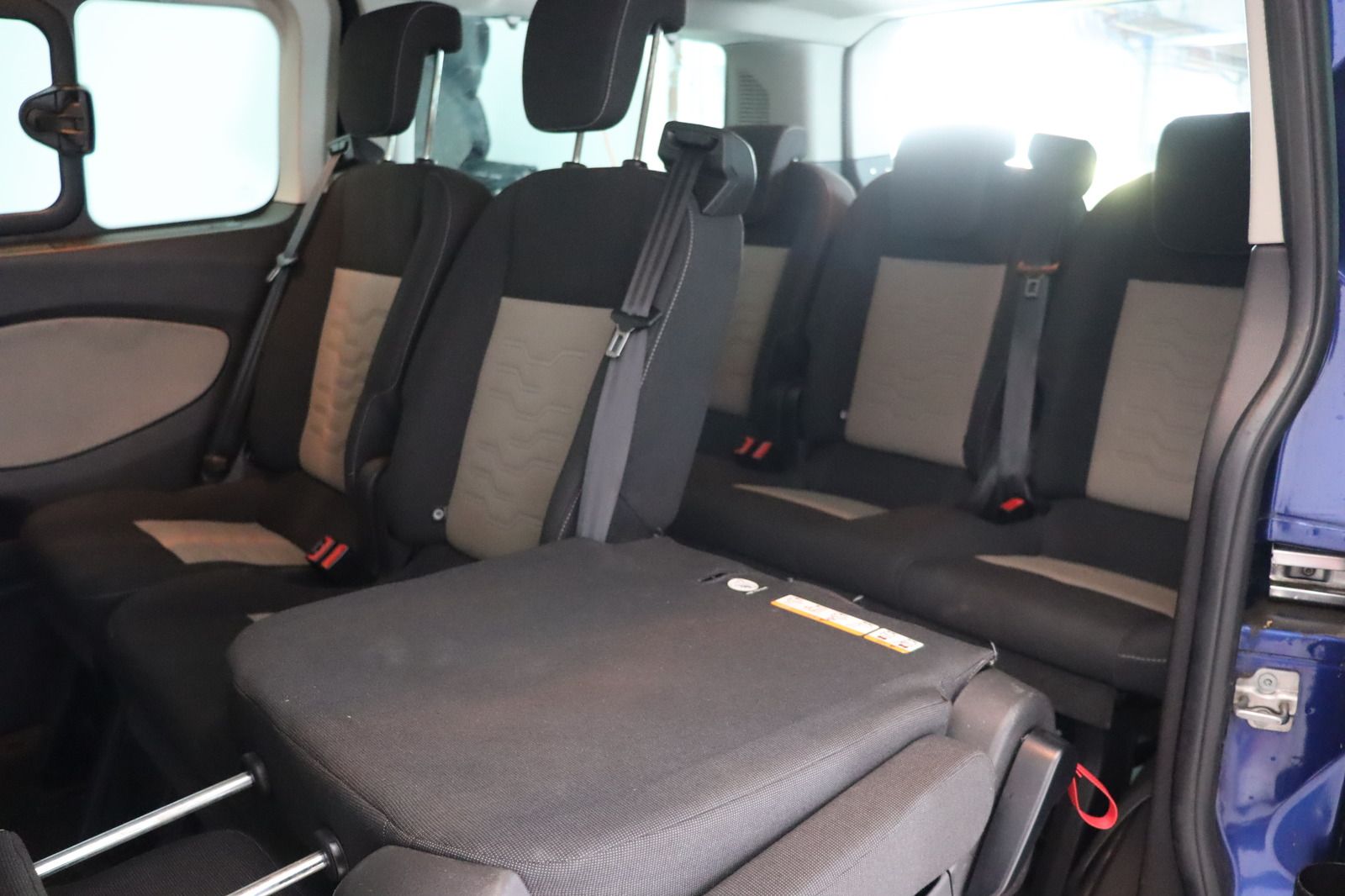 Fahrzeugabbildung Ford Tourneo Custom 2.2 TDCi * 8 Sitzplätze