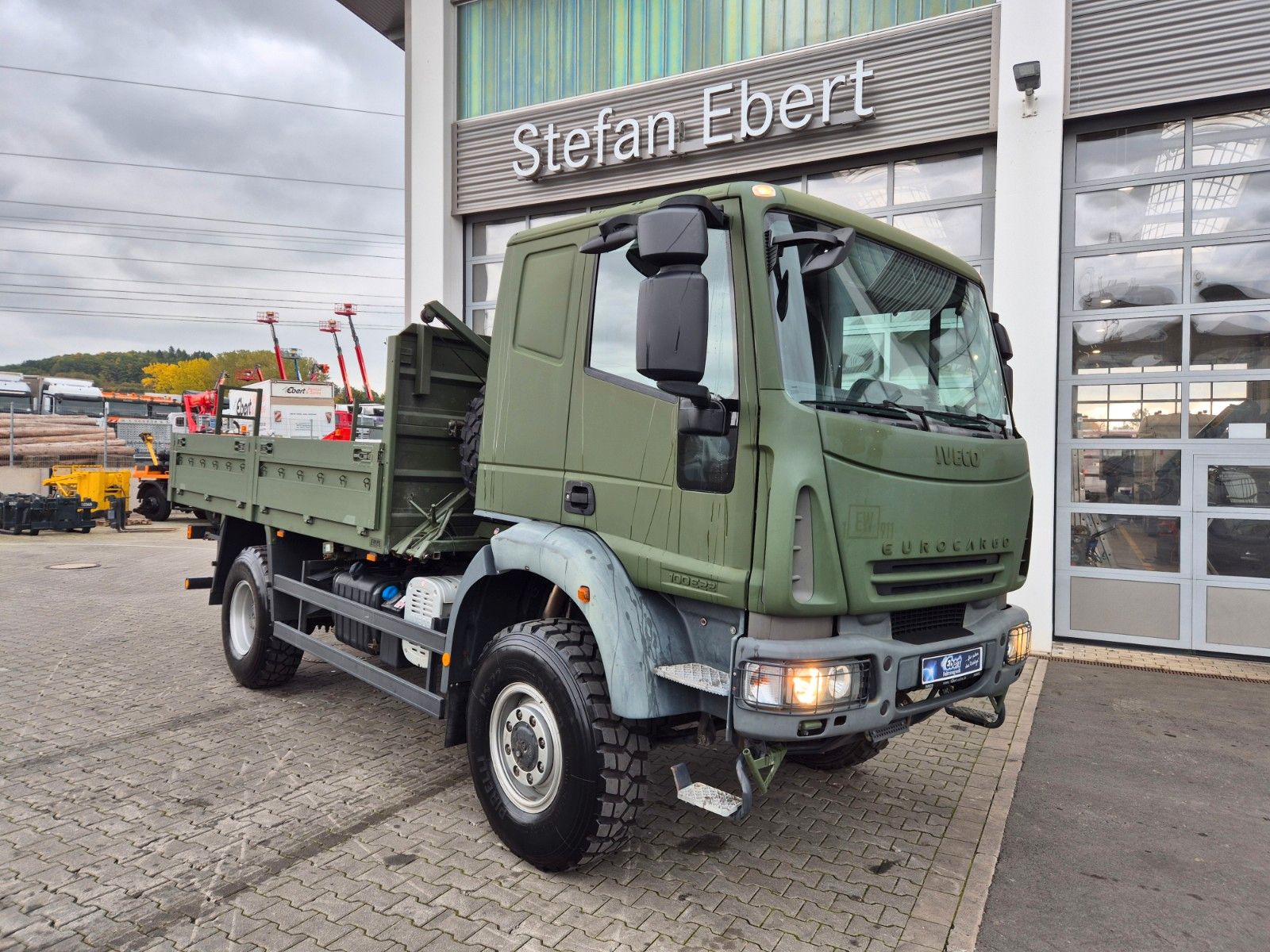 Fahrzeugabbildung Iveco Eurocargo ML100E22WM-BW 4x4 Pritsche L-Haus Bett