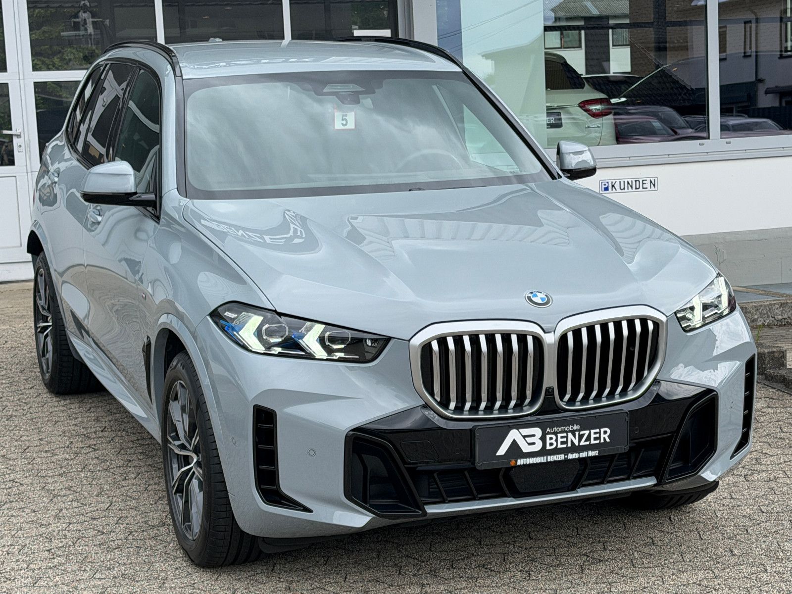 Fahrzeugabbildung BMW X5 30 d xDrive M Sport/HEAD-UP/360°/SOUND/AMBIEN