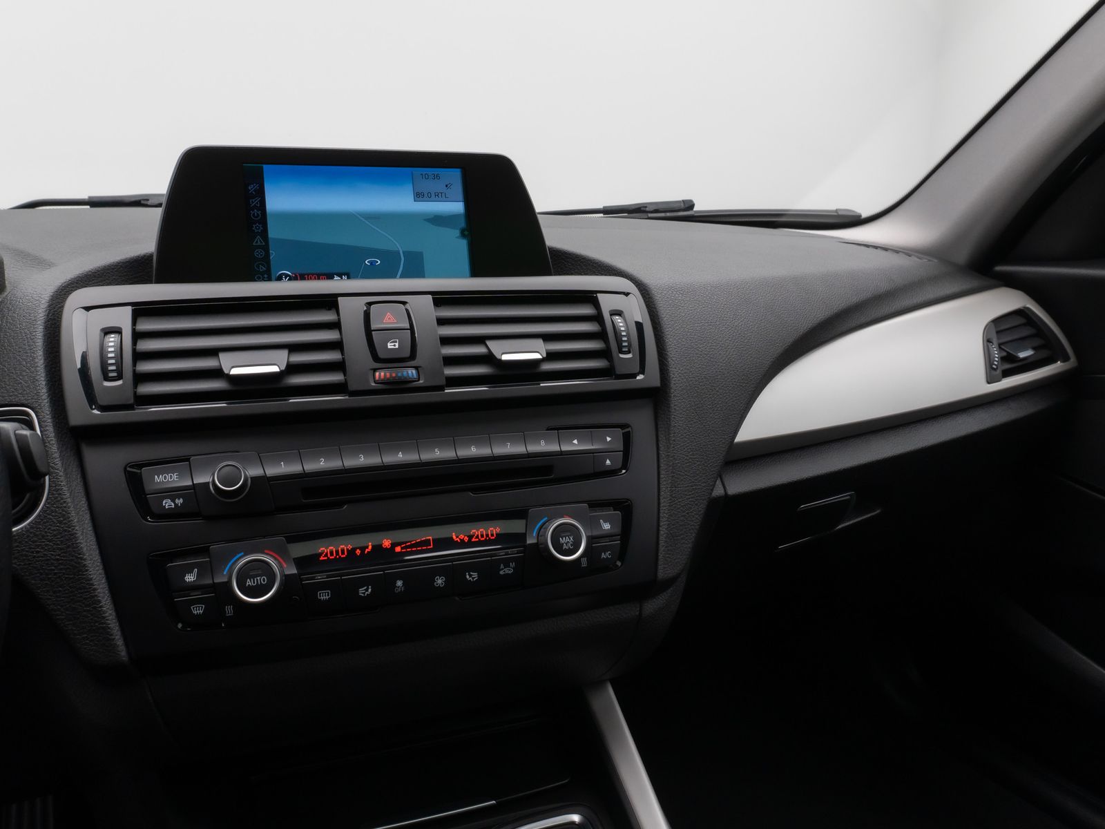 Fahrzeugabbildung BMW 116d  Advantage Paket Plus Glasdach AHK PDC Navi