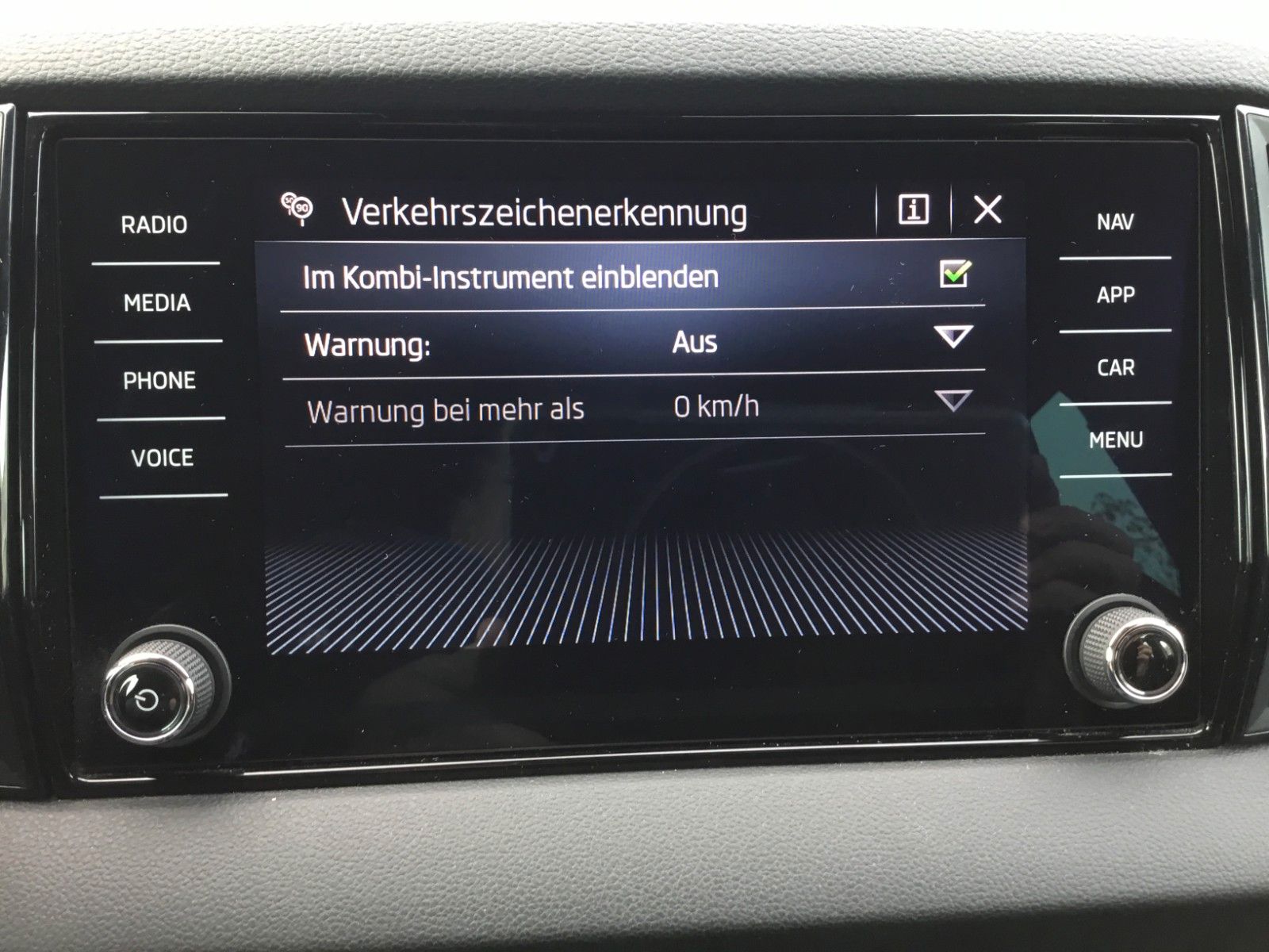 Fahrzeugabbildung SKODA Karoq 2.0l TDI DSG 4x4 SPORTLINE+AHK+18"+Kamera