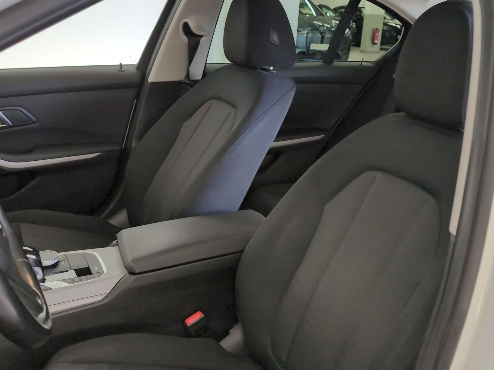 BMW 330e Limousine Navi/LED/AHK/RFK/SHZ/Apple Navi/L foto 3
