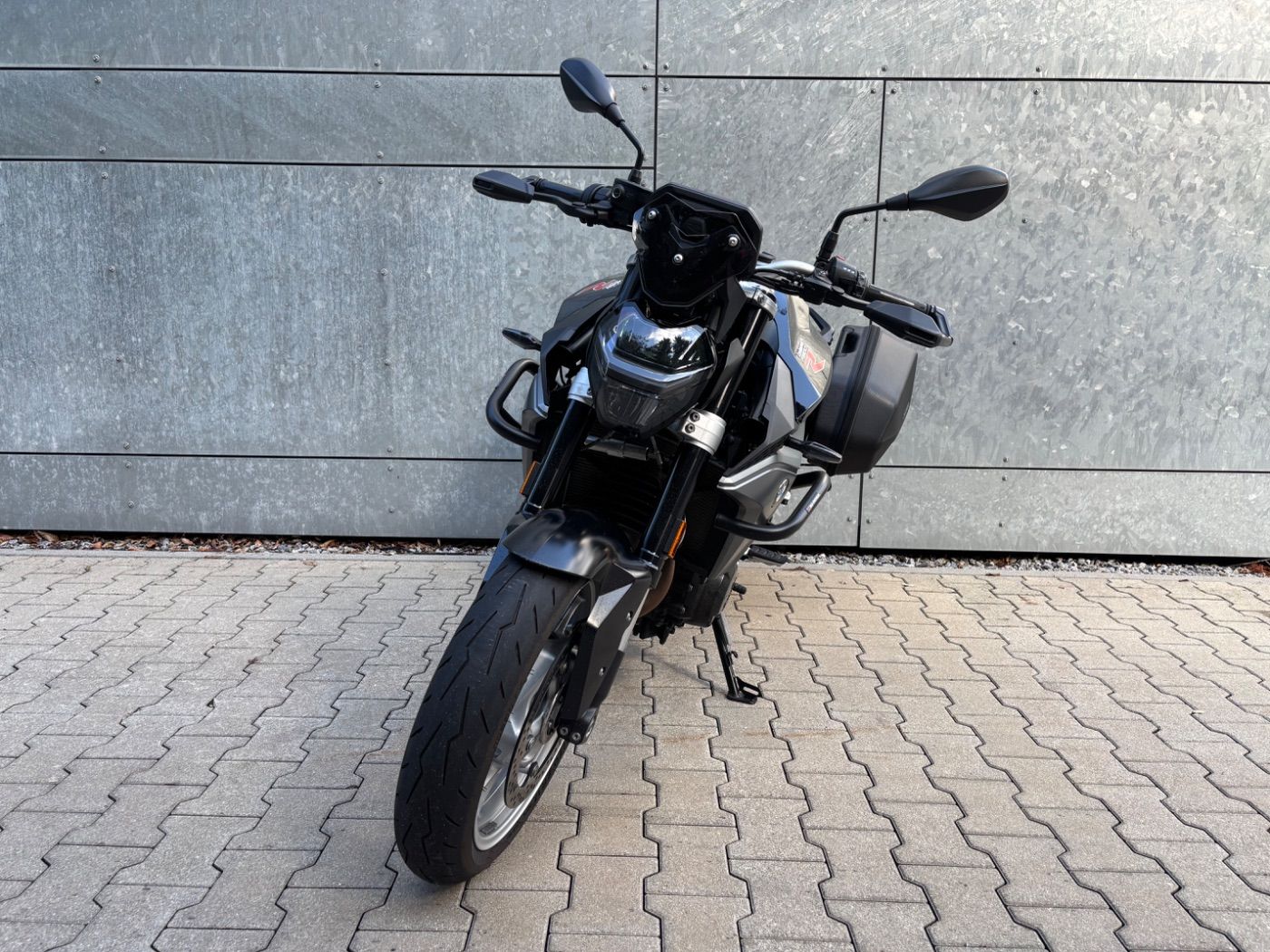 Fahrzeugabbildung BMW F 900 R Tieferlegung Seitenkoffer