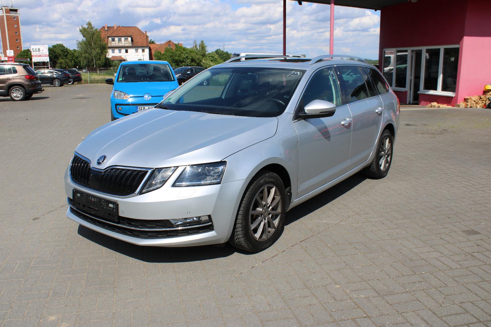 Skoda Octavia Combi Style Auto. Pano CarPlay PDC AHK