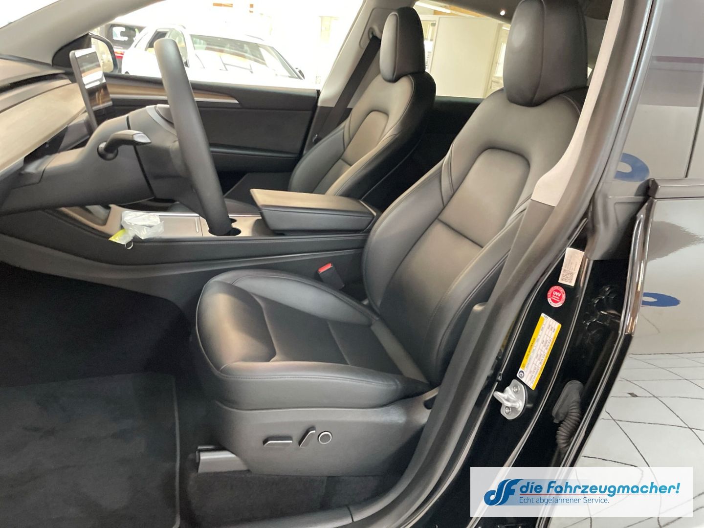 Fahrzeugabbildung Tesla Model Y Basis RWD Panorama Navi Soundsystem LED
