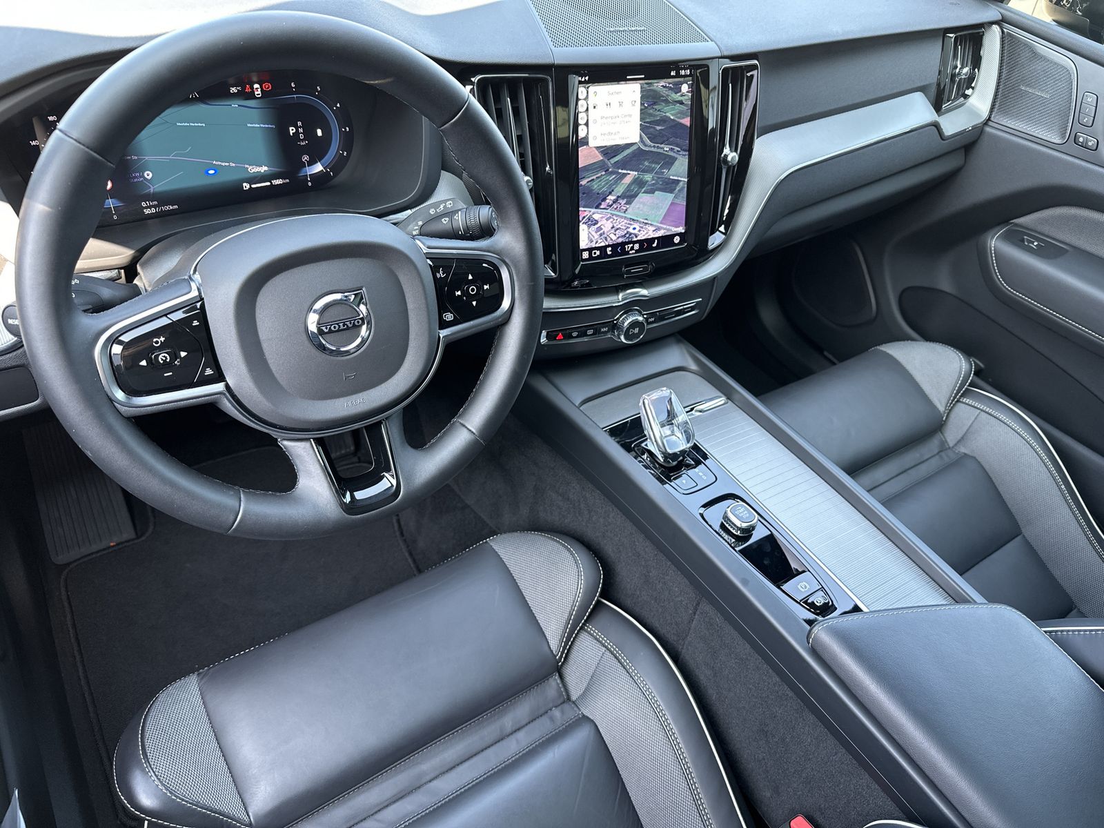 Fahrzeugabbildung Volvo XC60 B4 D AWD Plus Dark NAV+LED+AHK+H&K+PANORAMA