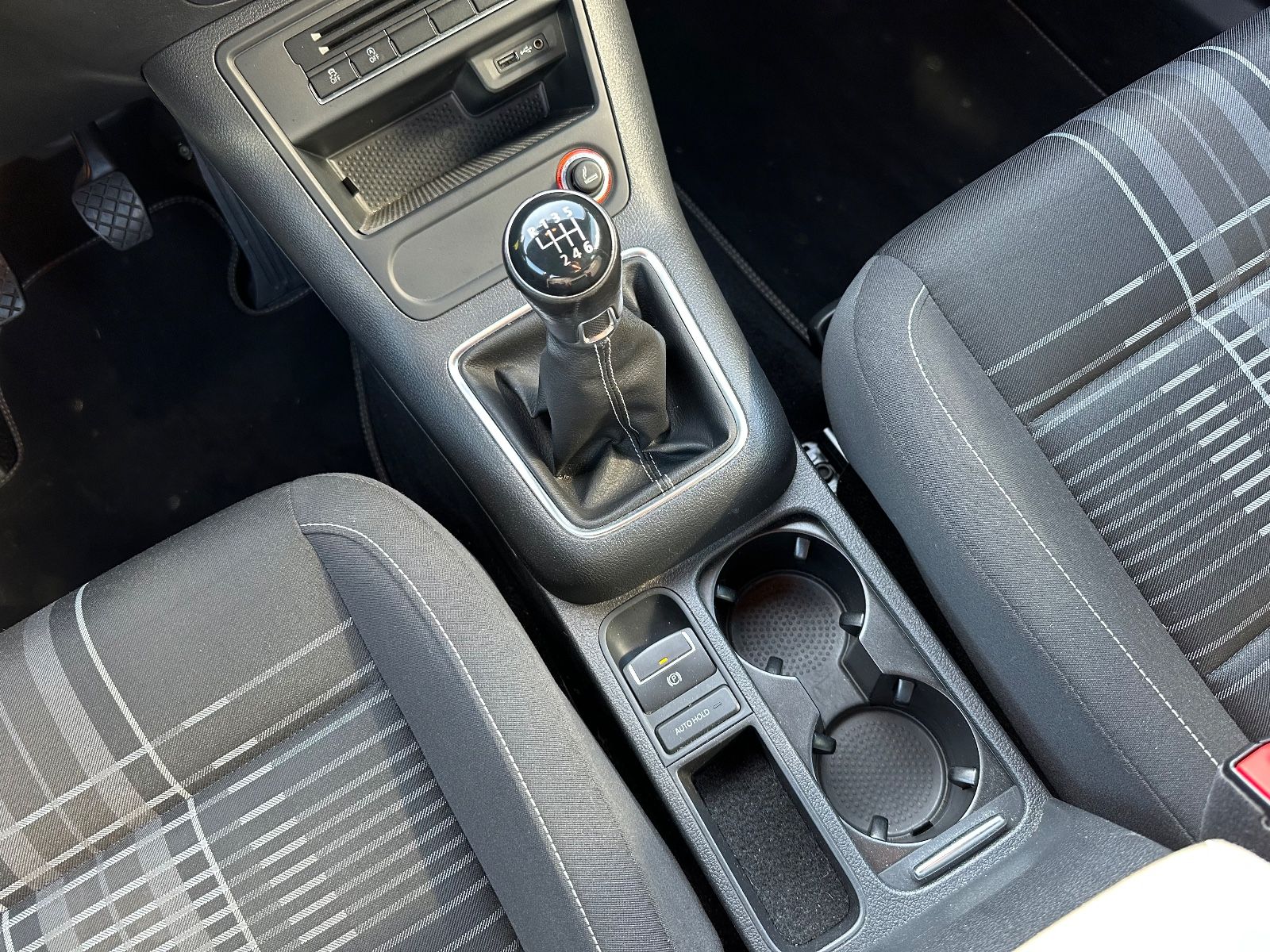 Fahrzeugabbildung Volkswagen Tiguan 1.4 TSI R-Line AHK/Navi/GRA/SHZG