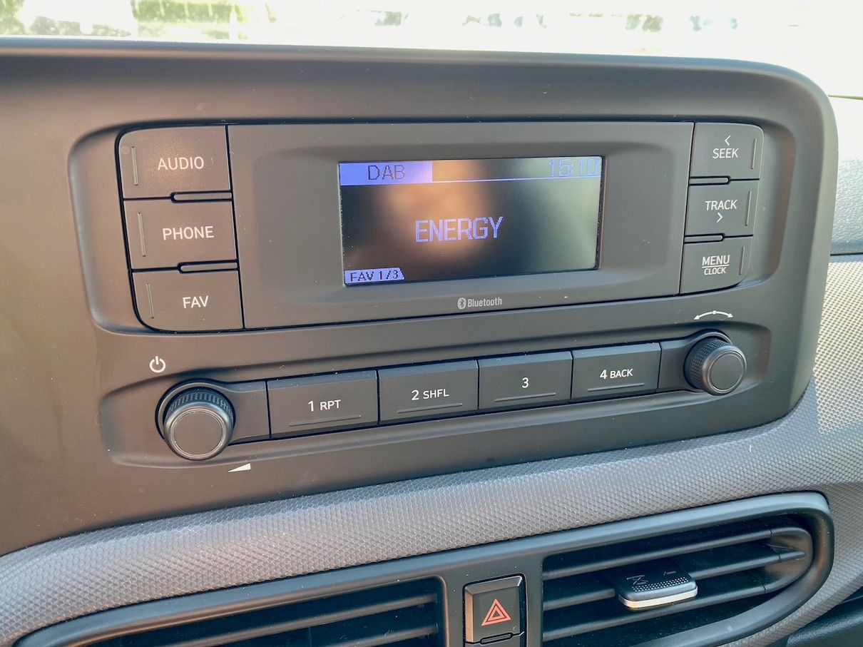 Fahrzeugabbildung Hyundai i10 1.0 KLIMA SHZ LRHZ ALLWETTER PDC BLUETOOTH