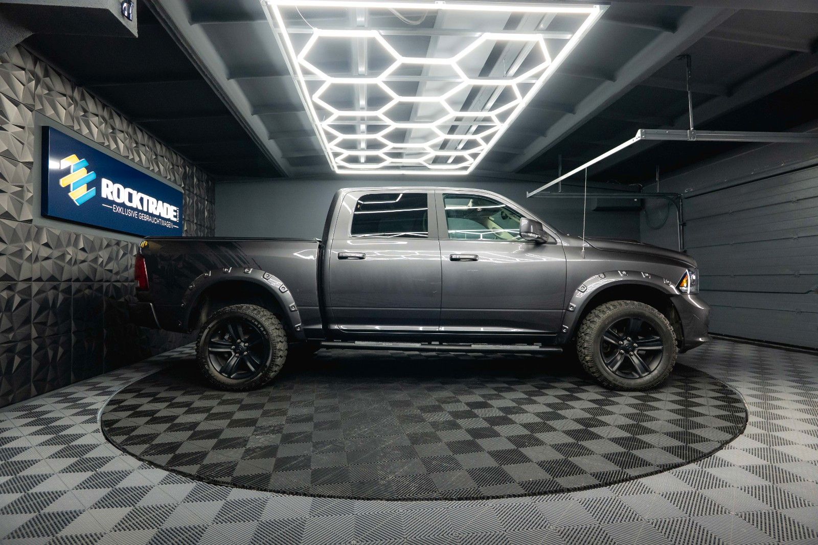 Fahrzeugabbildung Dodge RAM 5.7 V8 HEMI 4x4 Sport OFFROAD NightPaket 19%