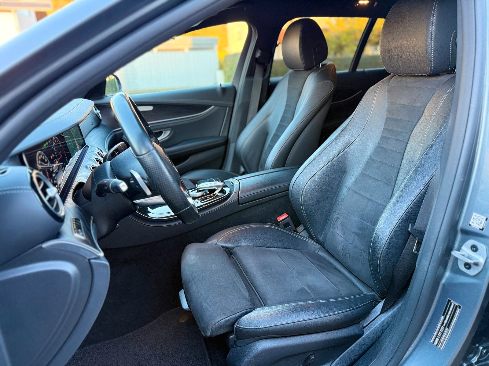 Fahrzeugabbildung Mercedes-Benz E 300 de T AMG+DISTRONIC+LENKASSI+360°+AHK+AMBIE