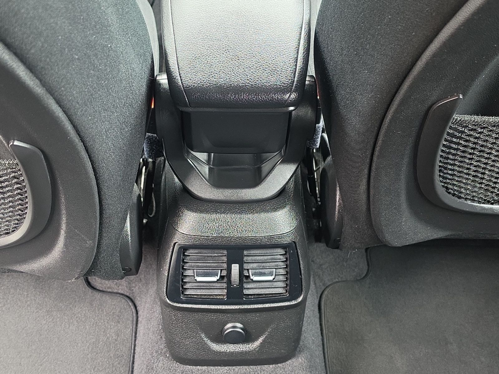 Fahrzeugabbildung BMW 218 2 Active Tourer 218 i TÜV SERVICE NEU