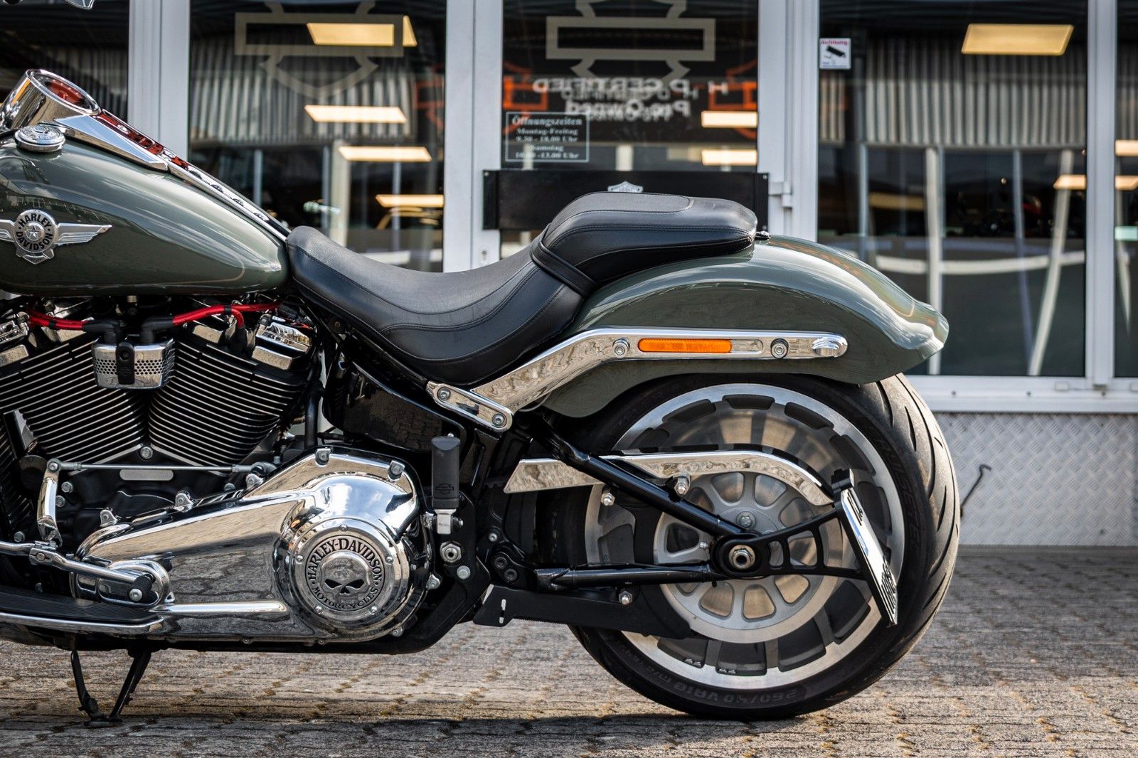 Fahrzeugabbildung Harley-Davidson FLFBS Fat Boy Softail 114 - Jekill & Hyde -