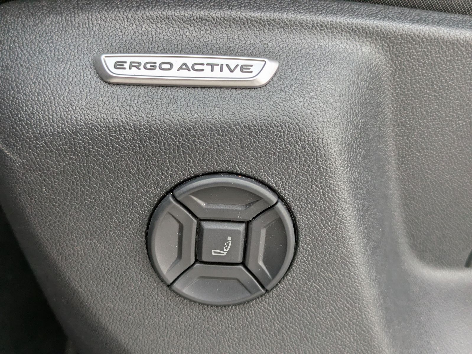 Fahrzeugabbildung Volkswagen Tayron 2.0 TDI 4M R-Line BLACK*7S*IQ-L.*PANO*HUD