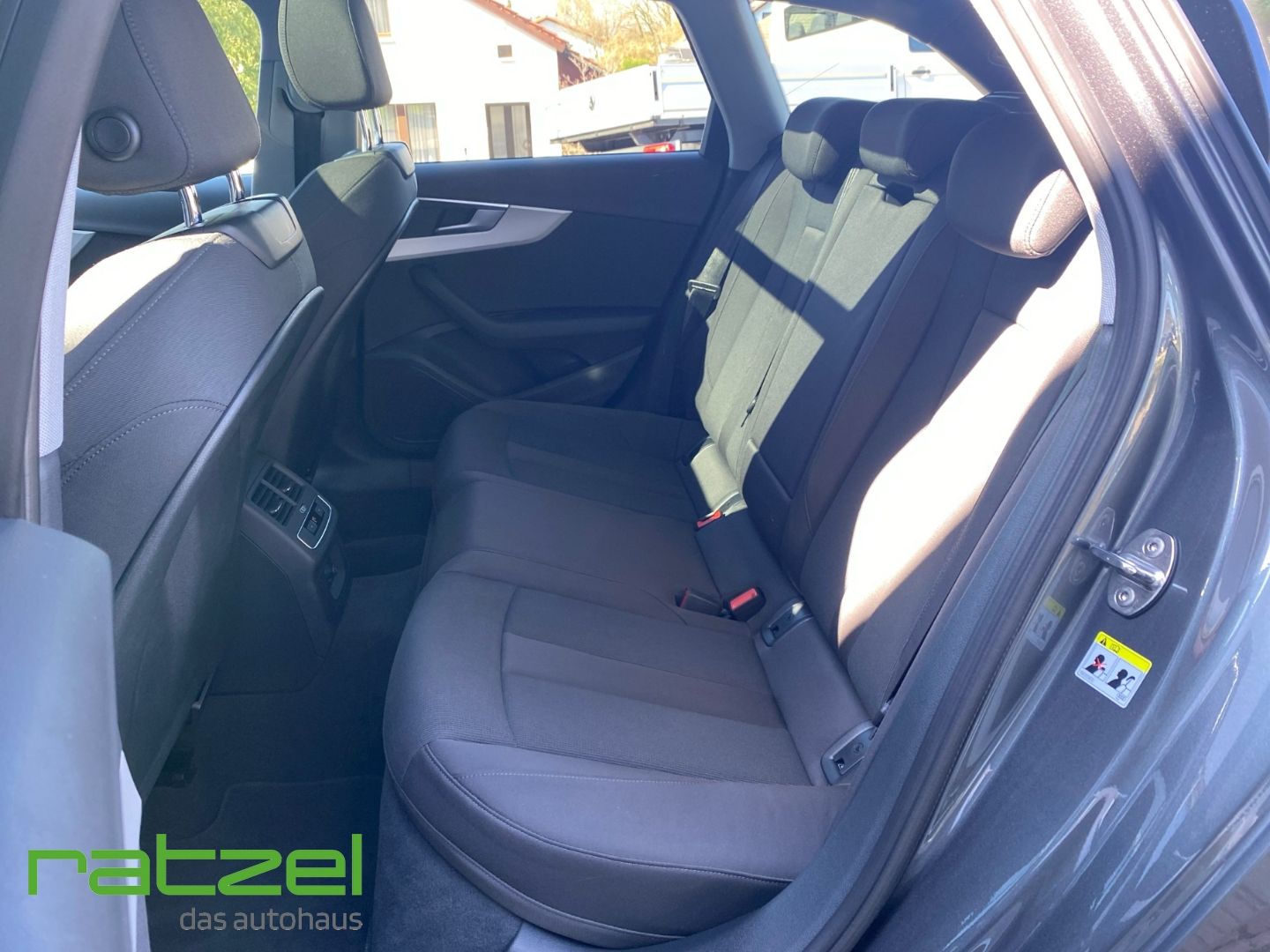 Fahrzeugabbildung Audi A4 Avant S line 40 TFSI S tronic Pano Navi LED A