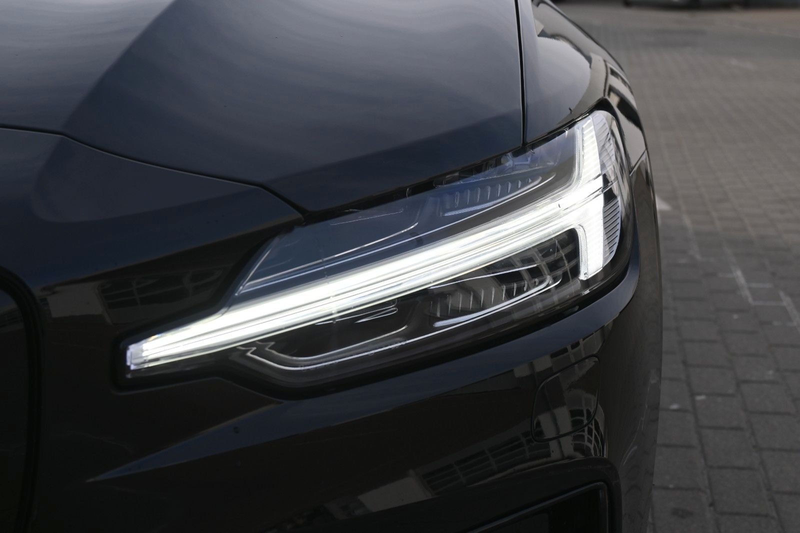 Fahrzeugabbildung Volvo V60 B4 DKG Plus Dark*FSHZG*H&K*360°*ACC*AHK