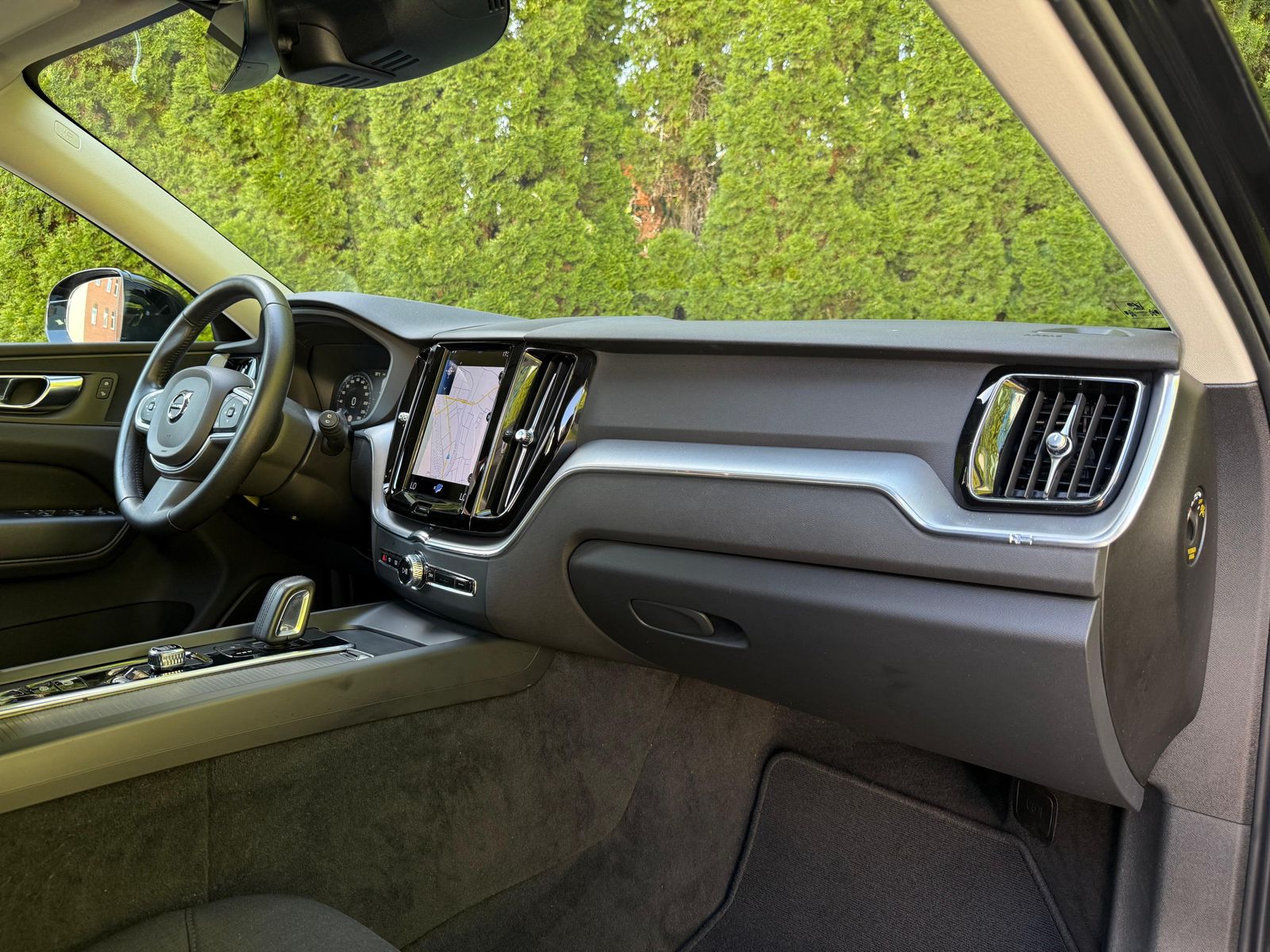 Fahrzeugabbildung Volvo XC60 Momentum Pro 2WD LED+NAVI+AHK+KAM+PARK+DAB+