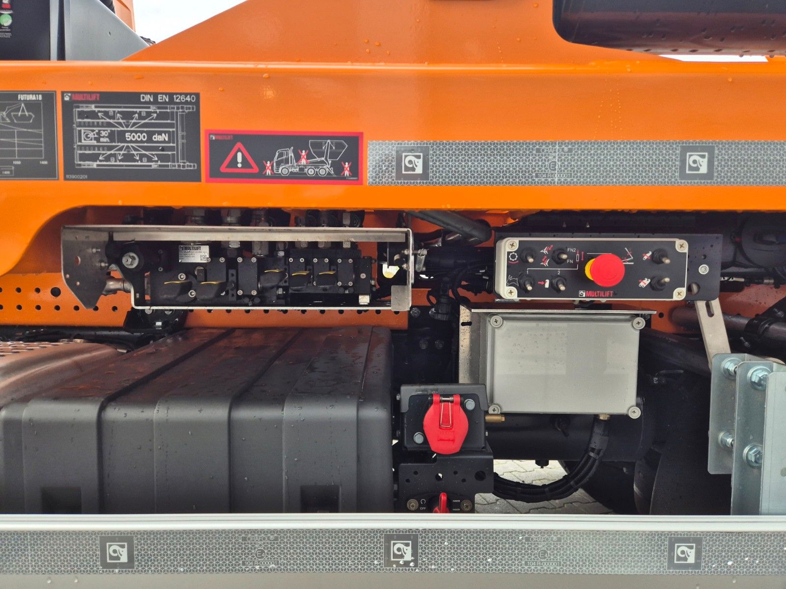 Fahrzeugabbildung Iveco AS280X58Y/ PS ON Hiab FTR18 Funk AHK Bett Cam