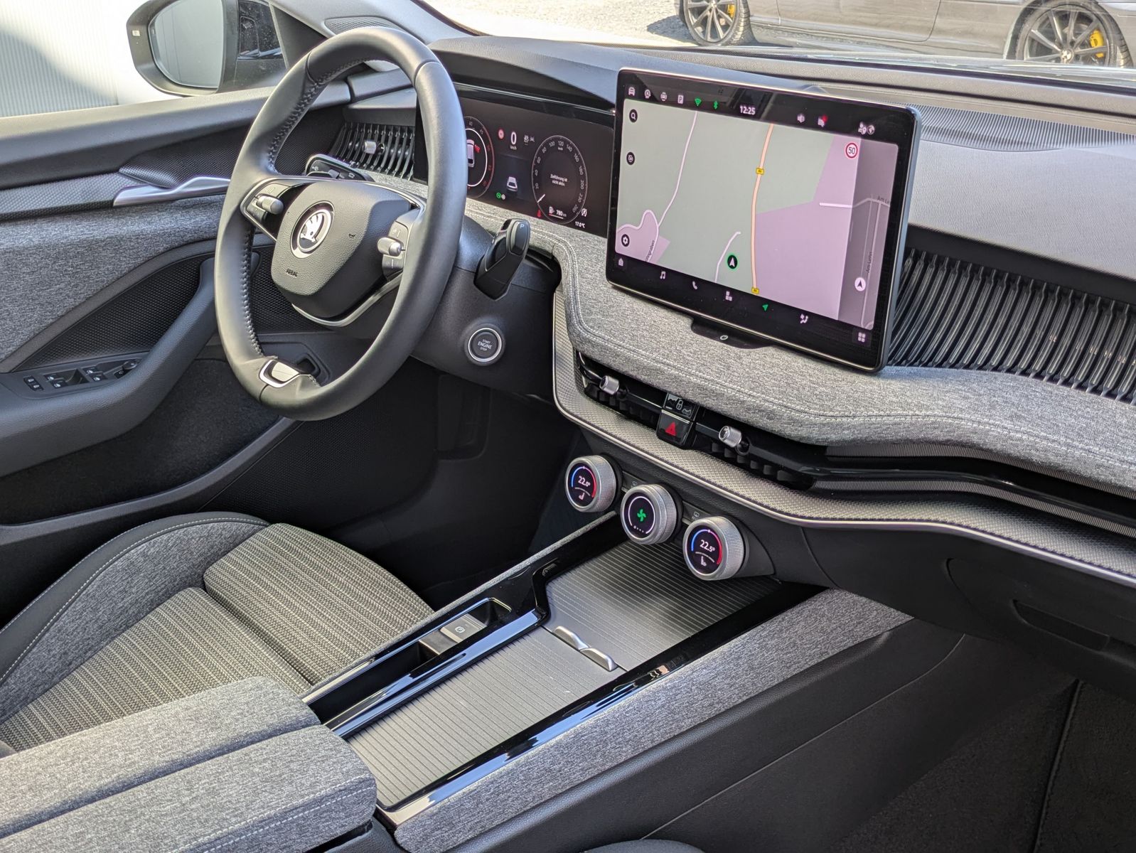 Fahrzeugabbildung SKODA Superb 2.0 TDI 4x4 Selection MATRIX*AHK*PANO*19"