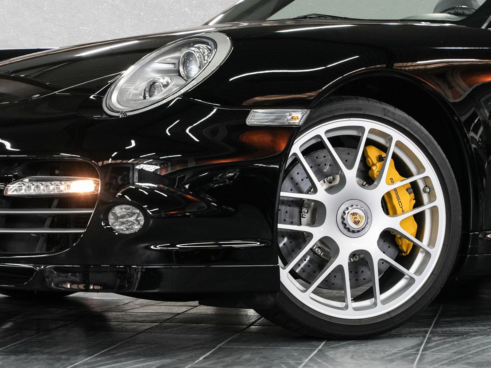 Fahrzeugabbildung Porsche 911 Turbo S Cabrio - Exklusiver Volllederumfang