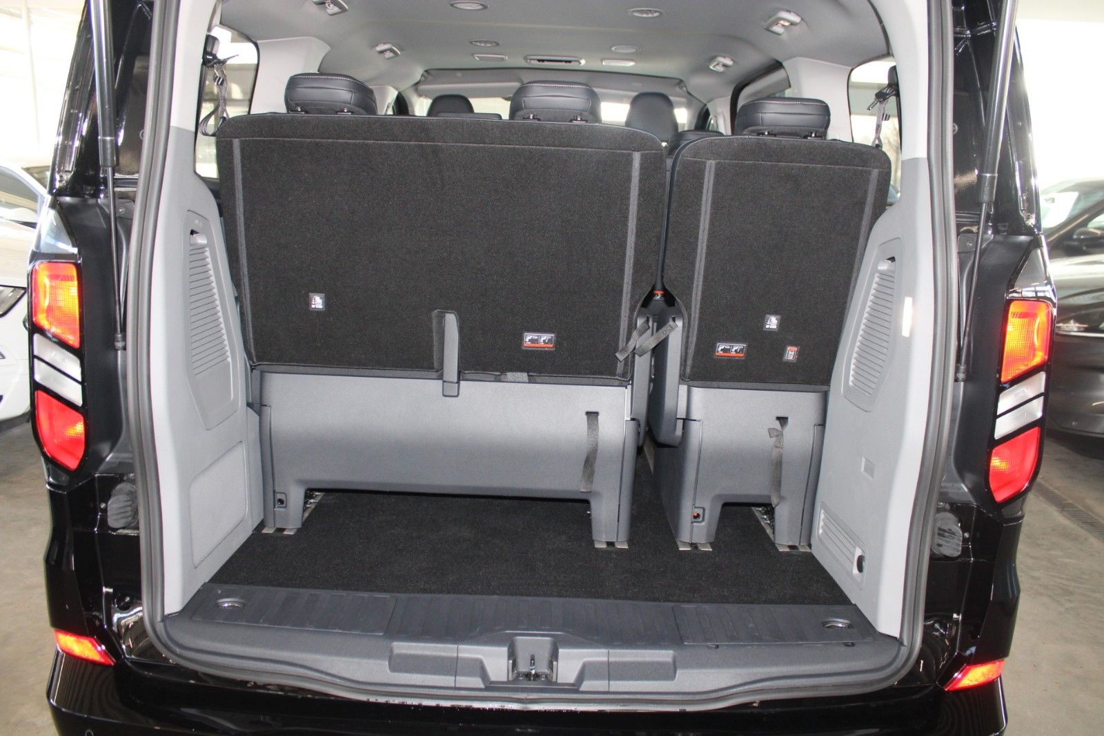 Fahrzeugabbildung Ford Tourneo Custom L1 8-Sitz Titanium Aut. LED STDHZ