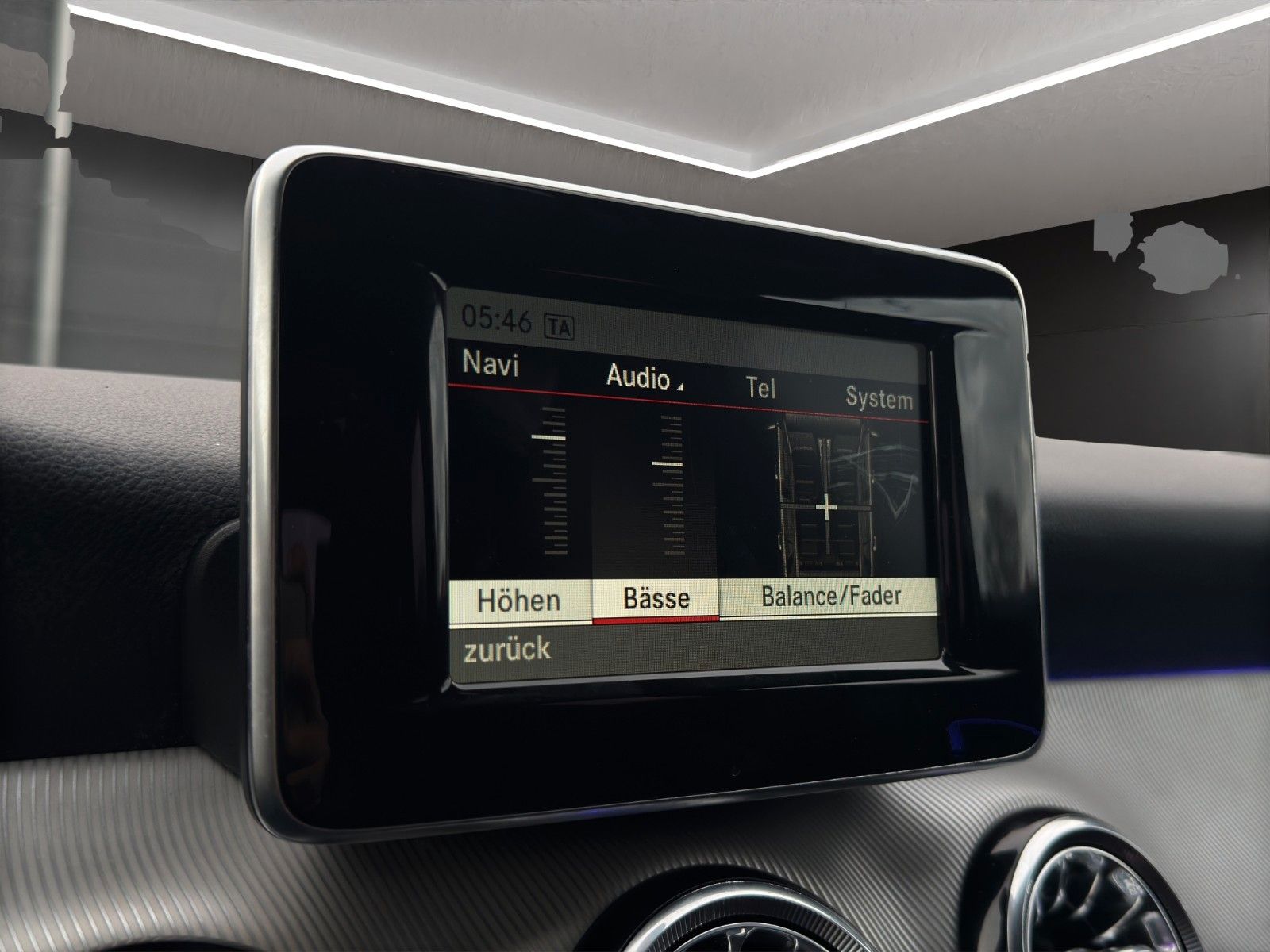 Fahrzeugabbildung Mercedes-Benz CLA 180 Pano/Automatik/Bi-Xen/Navi/Sitzheizung